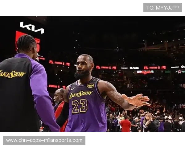 詹姆斯大号三分稳稳得手，湖人扩大分差