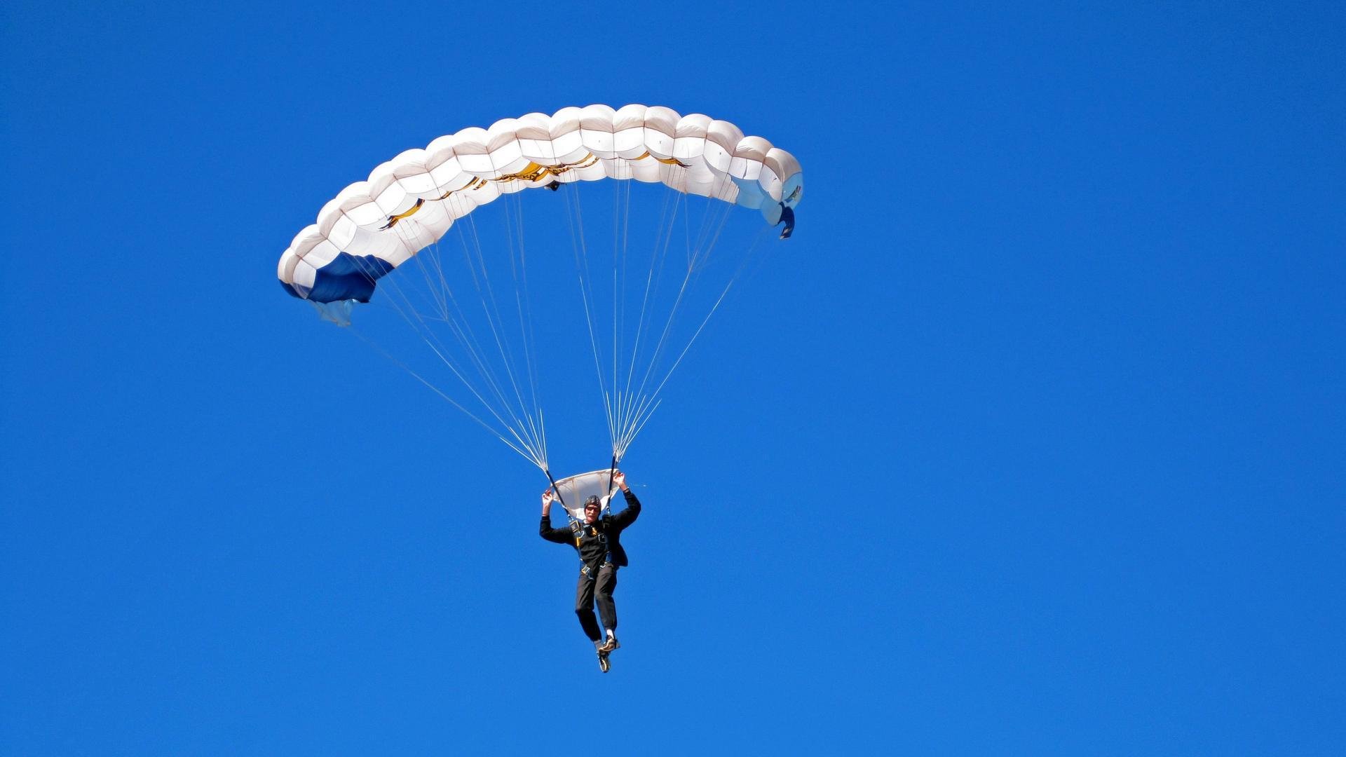 全黑队的攻守兼备让比赛更加精彩纷呈，黑队黑队口号