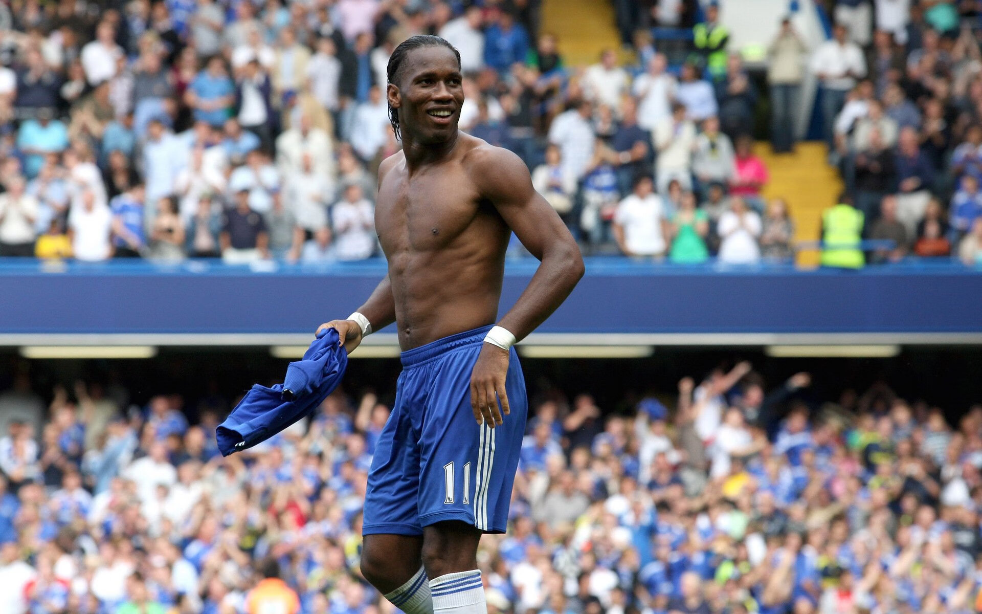 全黑队的攻守兼备让比赛更加精彩纷呈，黑队黑队口号